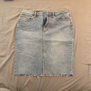 Outfit with high-waisted skirt and 2 crop tops